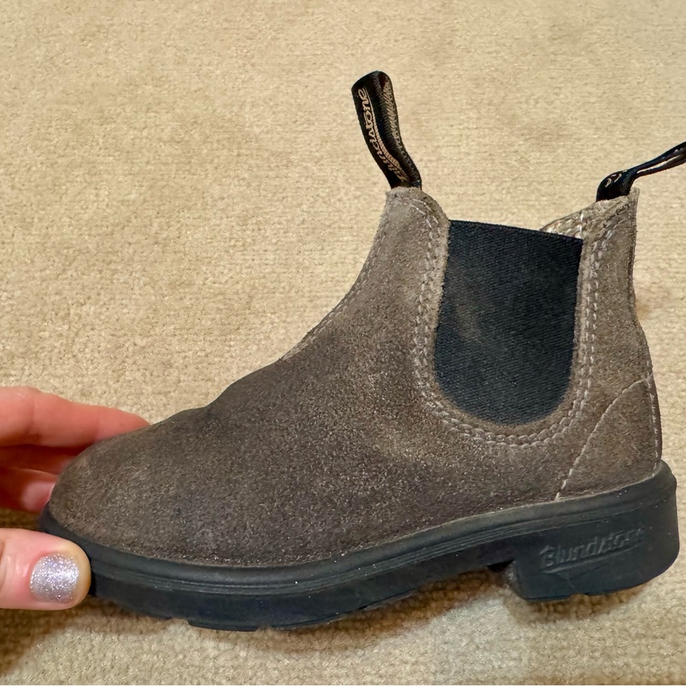 Dark grey muted glitter size AU 9 kids/girls
Blundstone boots.